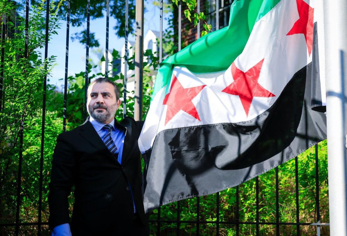 suriye-bayragi-washingtondaki-buyukelcilikte-gondere-cekildi