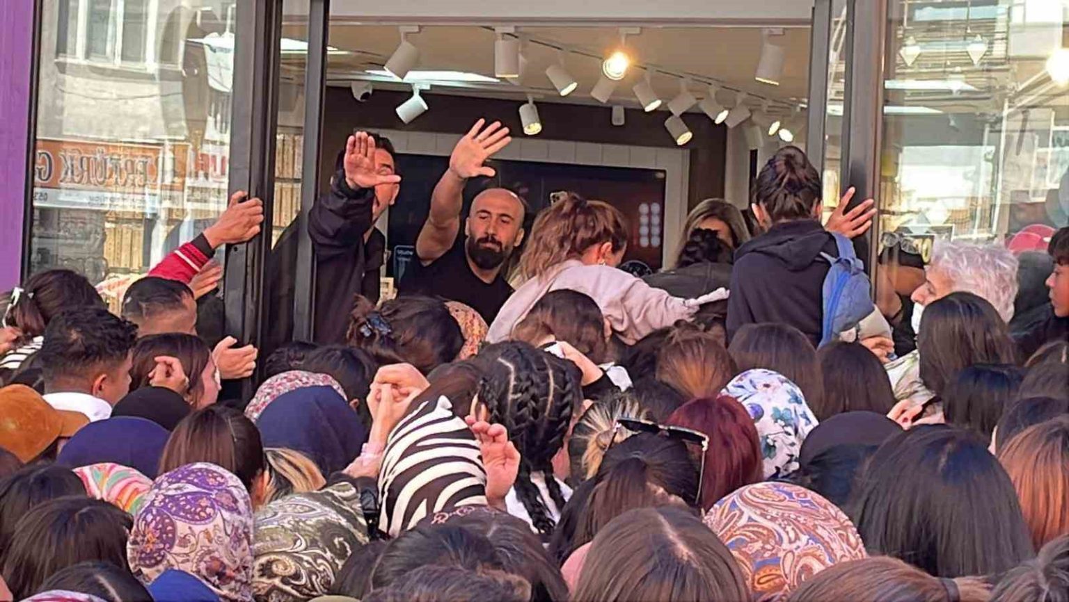 taki-ve-kozmetik-urun-magazasi-acilisinda-izdiham