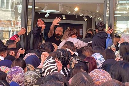 taki-ve-kozmetik-urun-magazasi-acilisinda-izdiham