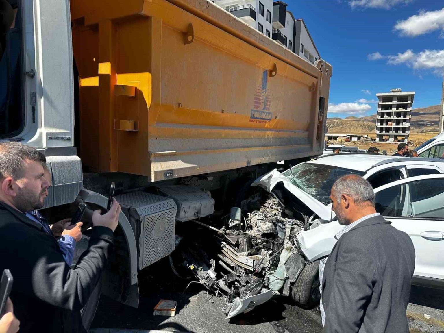 tatvanda-kamyon-ile-otomobil-carpisti-3-yarali