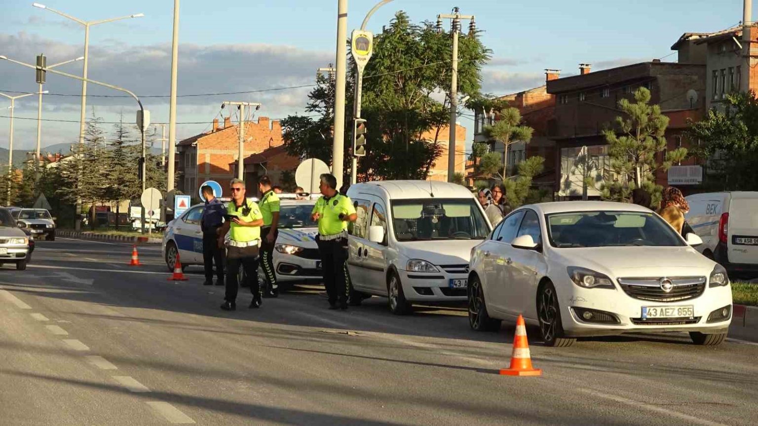 tavsanlida-motosikletin-de-karistigi-zincirleme-trafik-kazasi