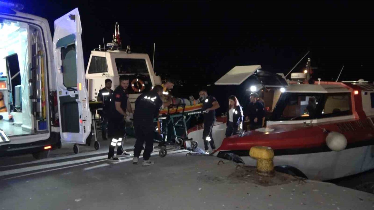 tekne-kazasinda-yaralanan-sahis-deniz-ambulansi-ile-getirildi