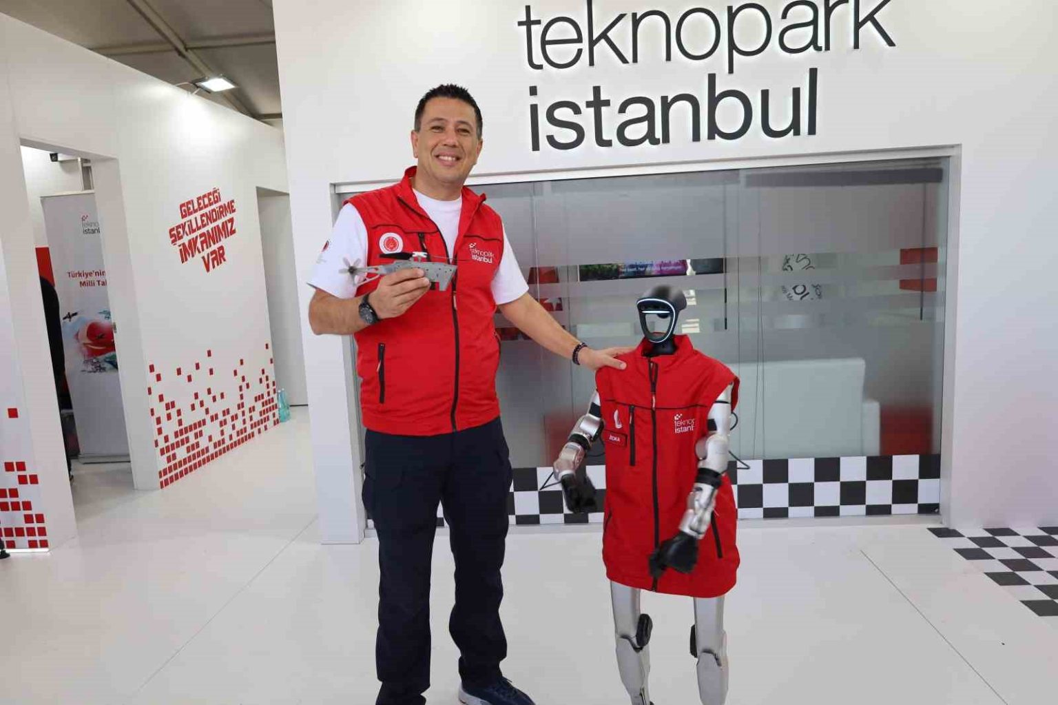 teknofestte-robot-kopek-ve-insansi-robotlar-ilgi-odagi-oldu