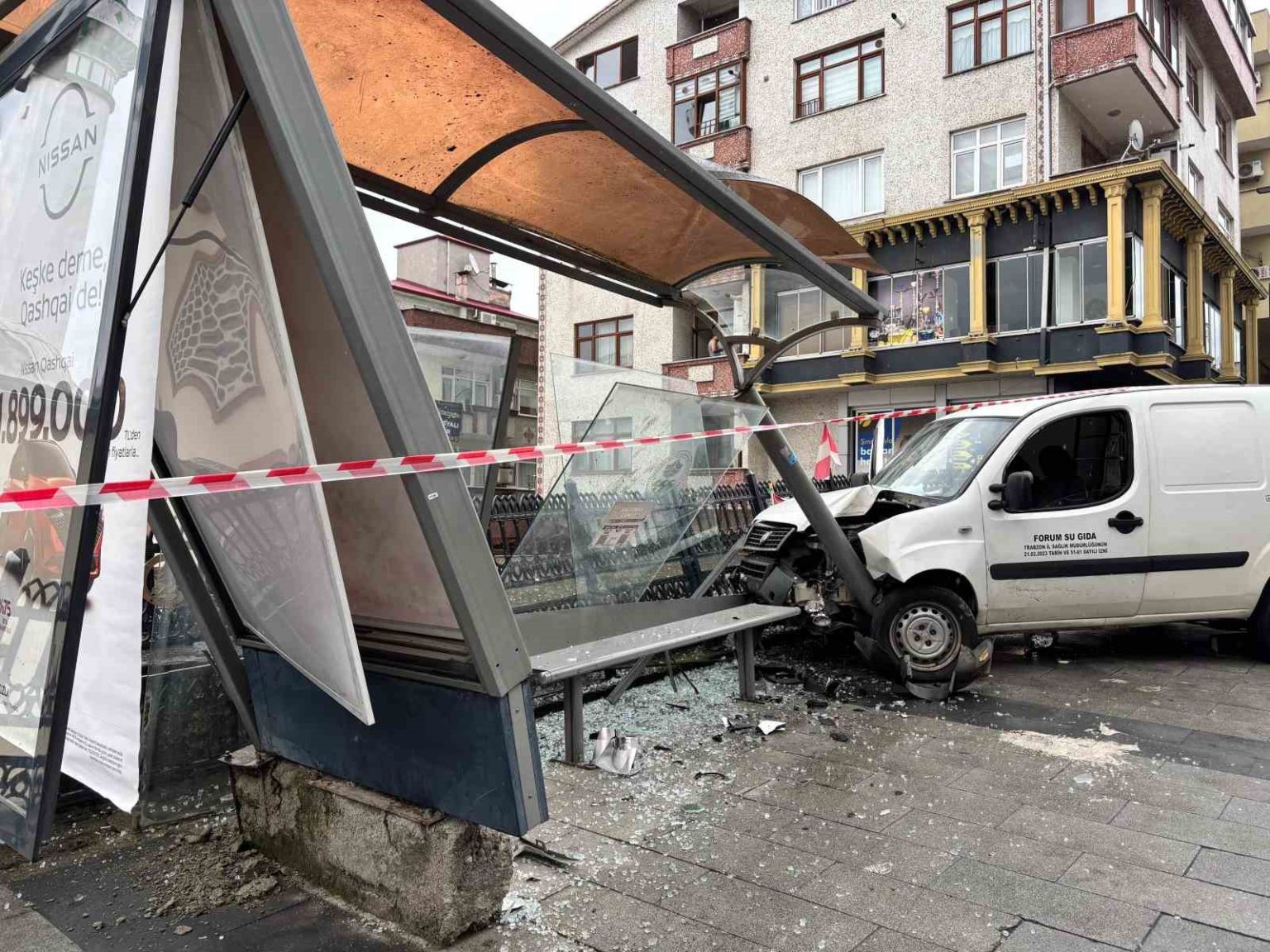 trabzonda-arac-otobus-duragina-carpti