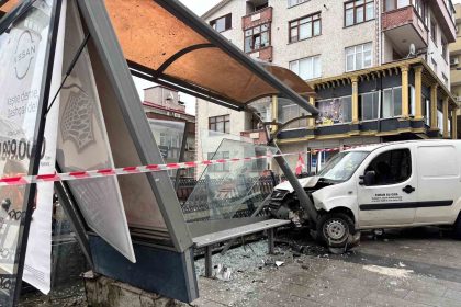 trabzonda-arac-otobus-duragina-carpti