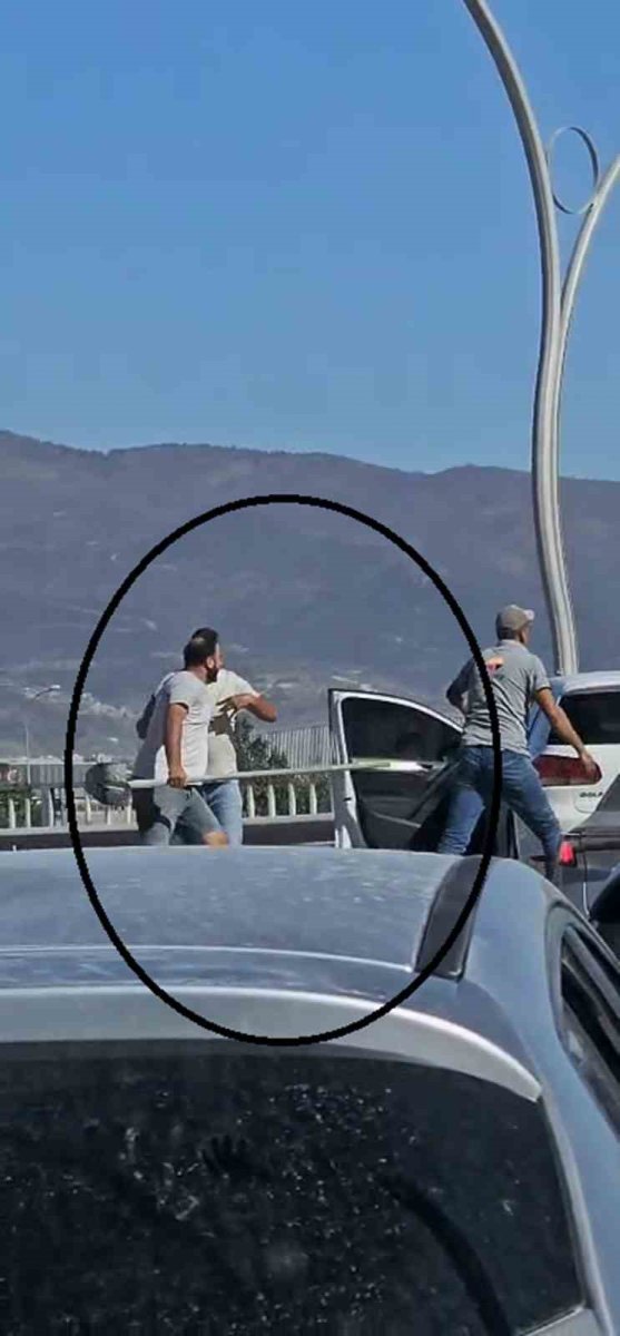 trafikte-yasanan-kurekli-kavga