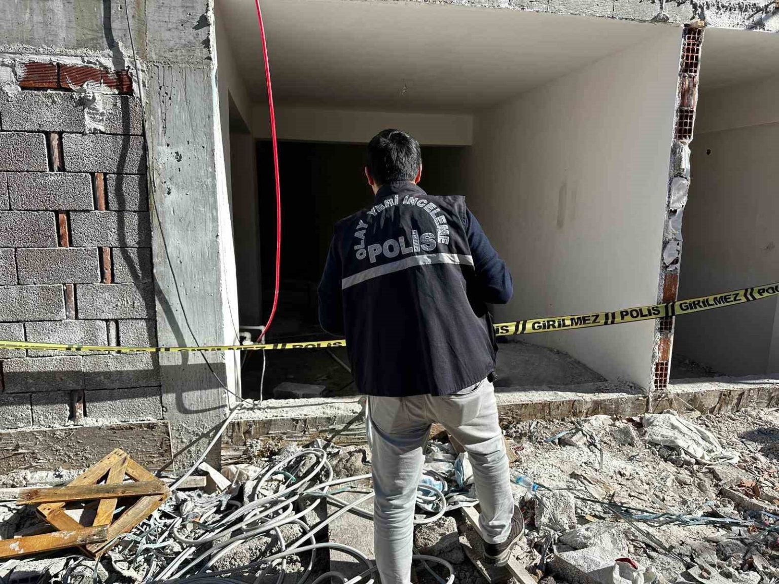 usakta-insaat-halindeki-apartmandan-dusen-kisi-oldu