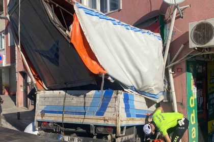 uskudarda-kamyonet-ganyan-bayisine-girdi