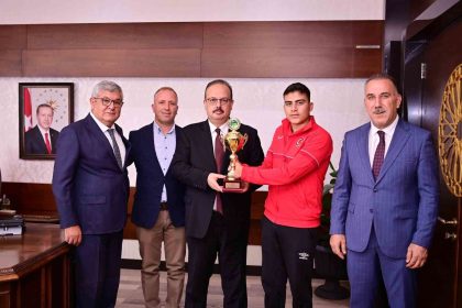 vali-canbolat-dunya-sampiyonunu-agirladi