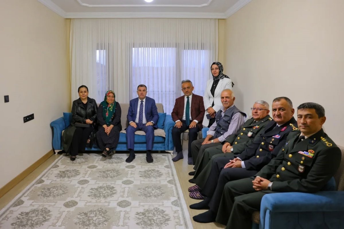 vali-eldivan-kibris-gazisi-ve-sehit-ailesiyle-bir-araya-geldi