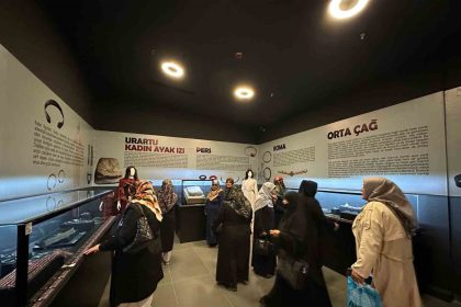 vanli-kadin-ve-cocuklar-muzeyi-gezerek-tarihi-eserleri-gorme-firsati-buldular