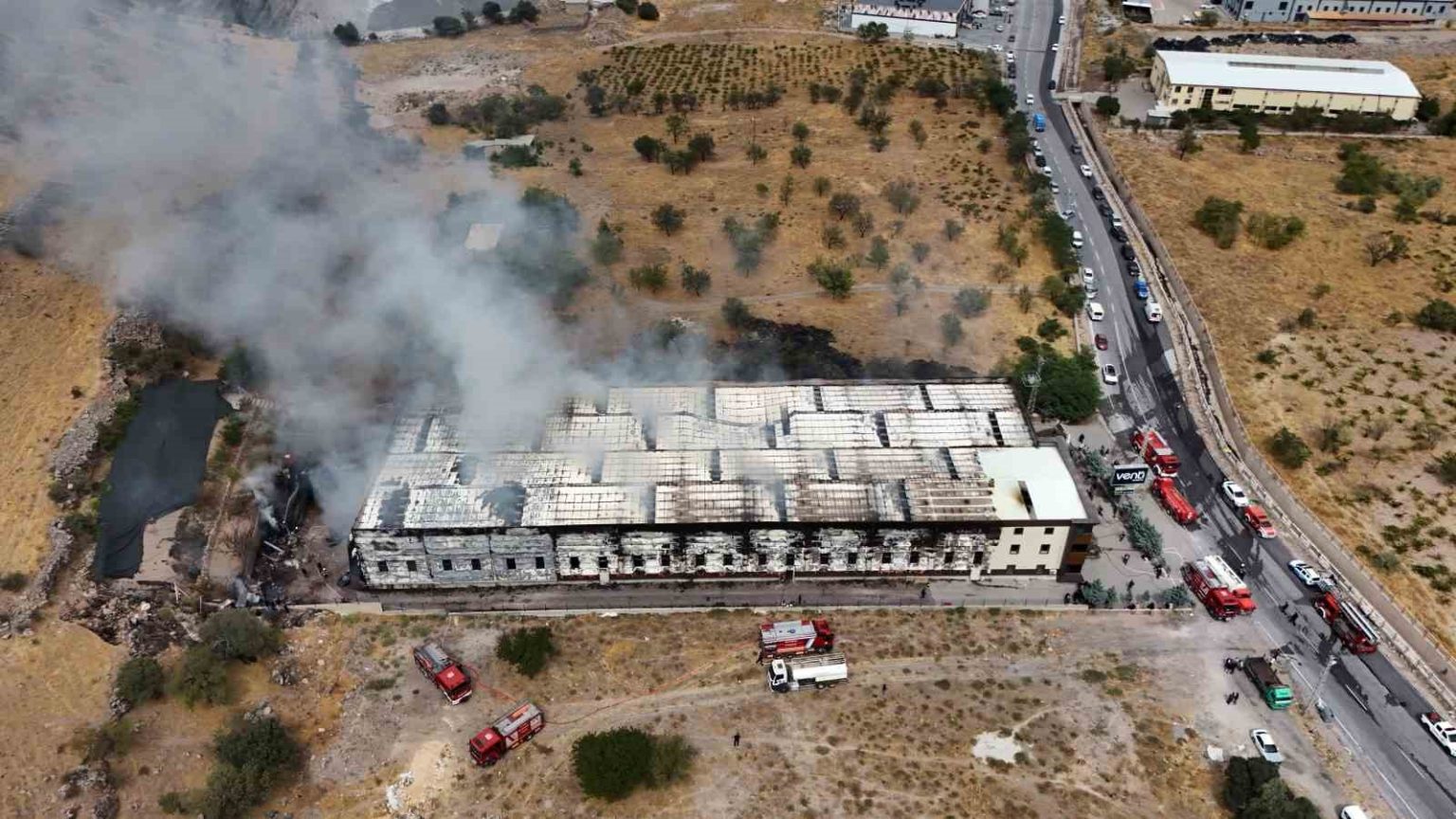 yangin-peslerini-birakmadi-ayni-mobilya-markasinin-fabrikasi-2-ayda-2-kez-yandi