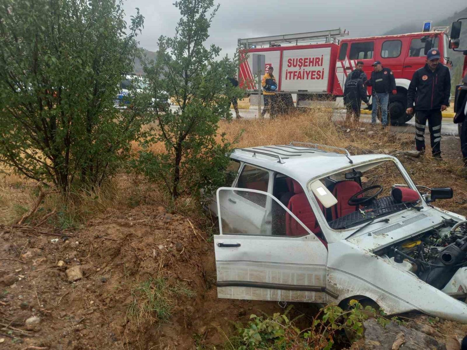 yoldan-cikan-arac-kaza-yapti-iki-kisi-yaralandi