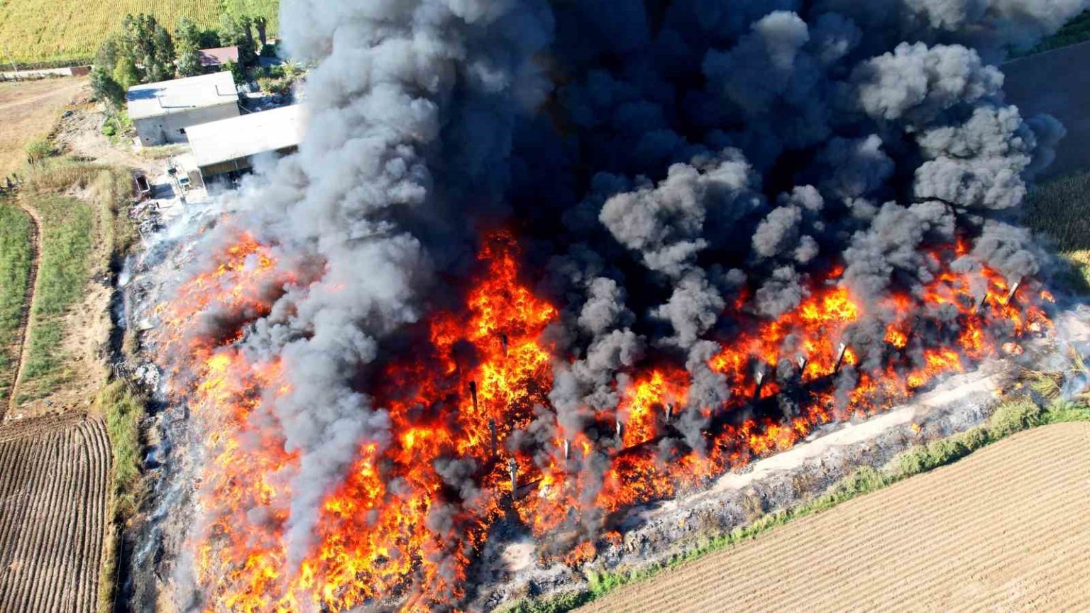 adanada-geri-donusum-fabrikasinin-bahcesindeki-yangin-dronla-goruntulendi