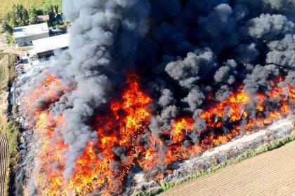 adanada-geri-donusum-fabrikasinin-bahcesindeki-yangin-dronla-goruntulendi