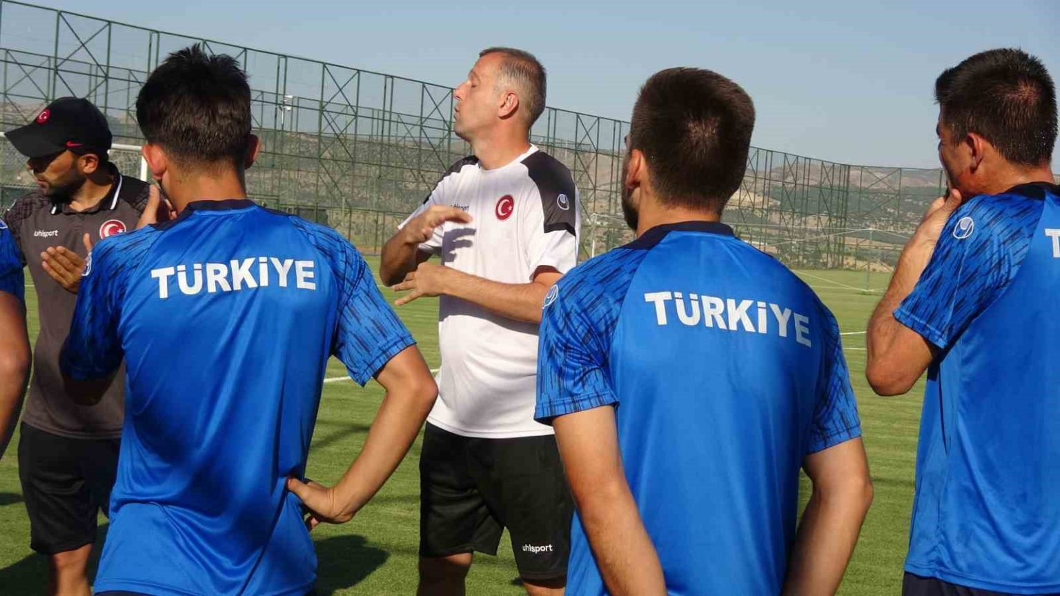 anne-ve-babasinin-sesi-oldu-simdi-ise-ay-yildizli-forma-icin-calisiyor