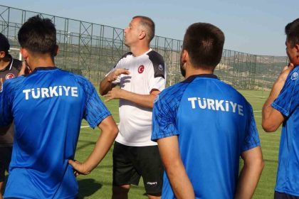anne-ve-babasinin-sesi-oldu-simdi-ise-ay-yildizli-forma-icin-calisiyor