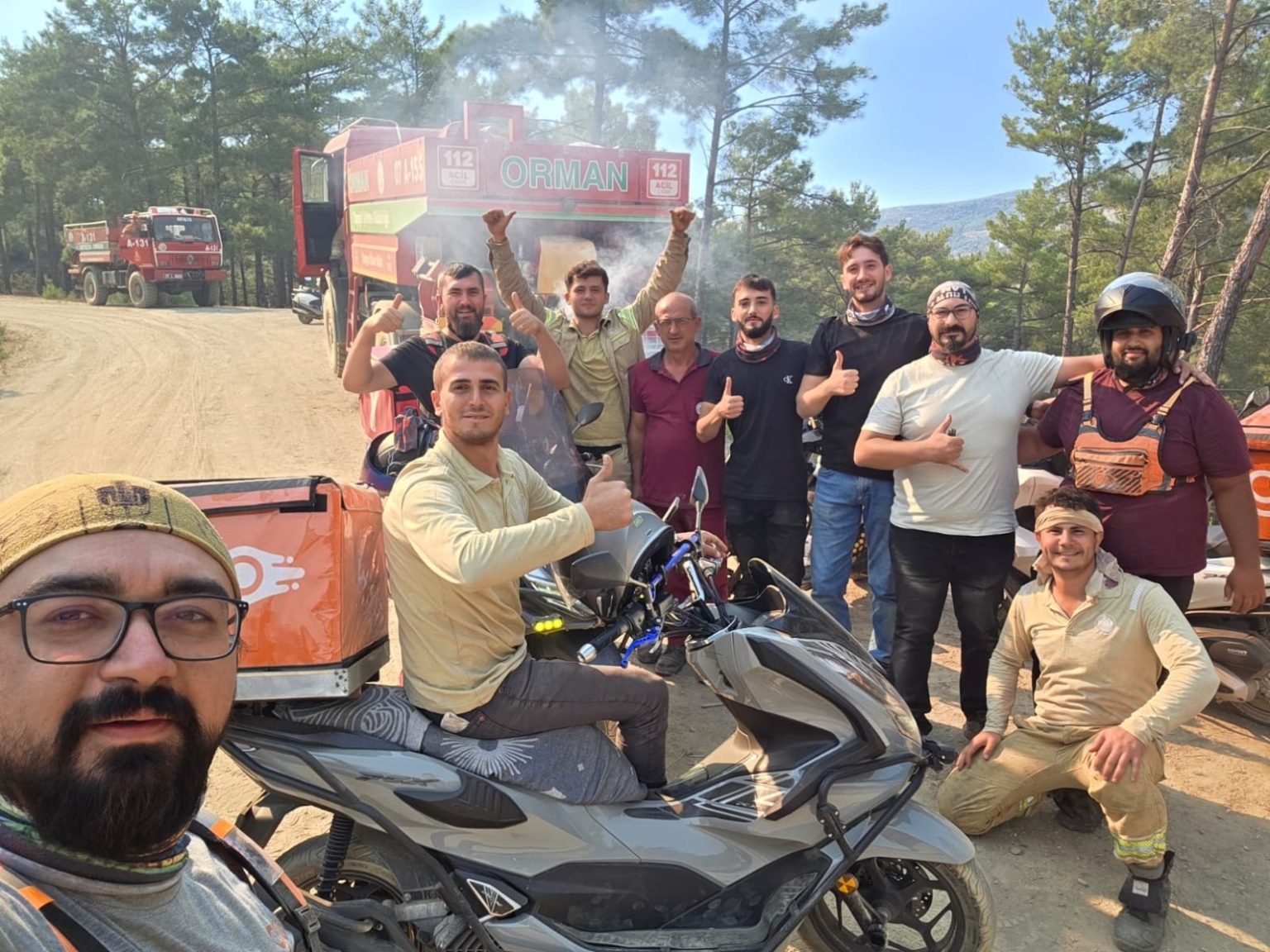 antalyadaki-yanginlarda-motokuryelerden-ucretsiz-lojistik-destek