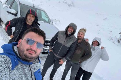 artvinde-yayla-yuruyusu-yapan-grup-kar-surpriziyle-karsilasti