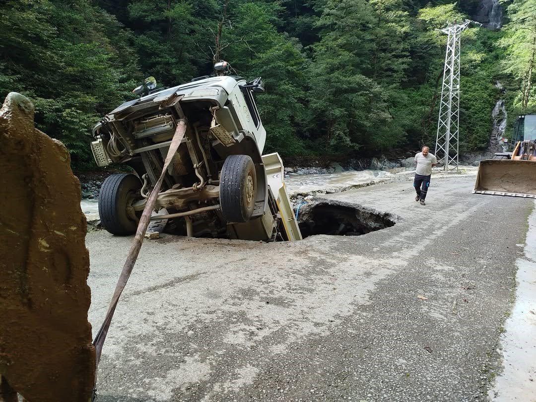 artvinde-yol-onarim-sirasinda-kamyon-gocuge-dustu-1-yarali