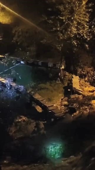 artvinin-borcka-ilcesinde-ari-kovanlari-gece-sel-sulari-ve-heyelana-kapildi