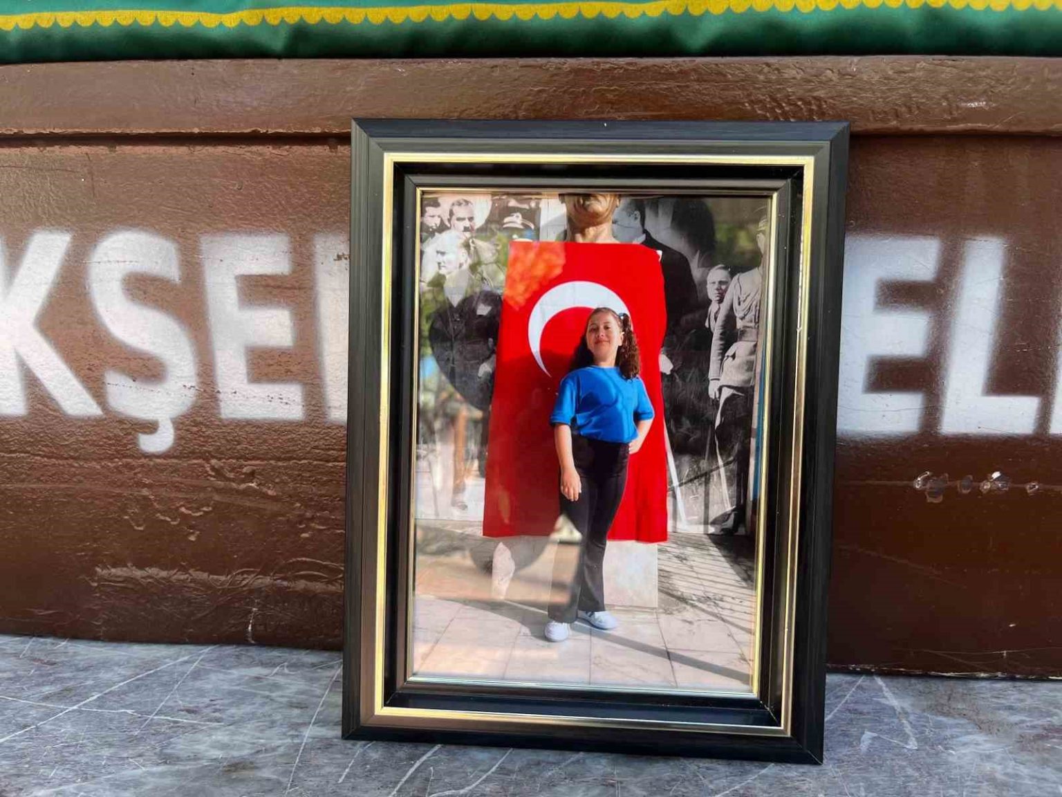 asansorden-dusen-koltugun-altinda-kalan-kucuk-kiz-son-yolculuguna-ugurlandi