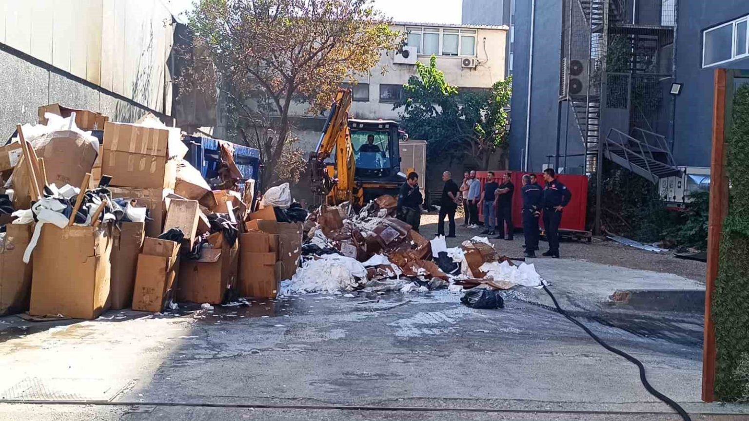 atasehirde-fabrika-bahcesinde-yangin-panigi