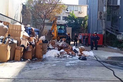 atasehirde-fabrika-bahcesinde-yangin-panigi