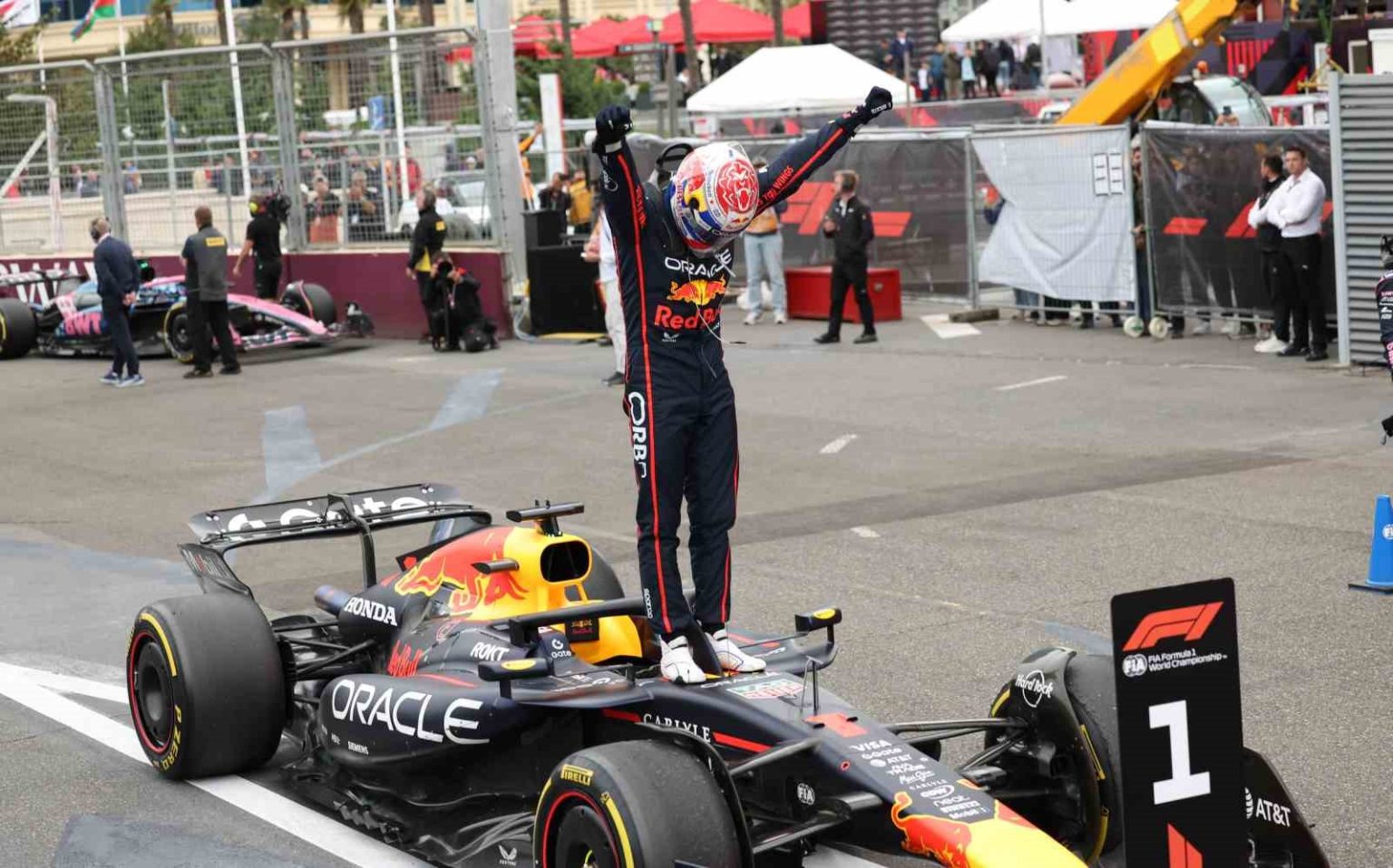 azerbaycanda-kazanan-max-verstappen