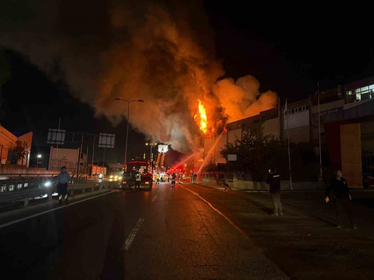 basaksehirde-2-katli-plastik-atolyesinde-korkutan-yangin