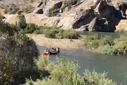 beyhan-barajinda-kapaklar-acildi-4-kisi-mahsur-kaldi