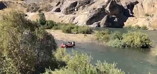 beyhan-barajinda-kapaklar-acildi-4-kisi-mahsur-kaldi