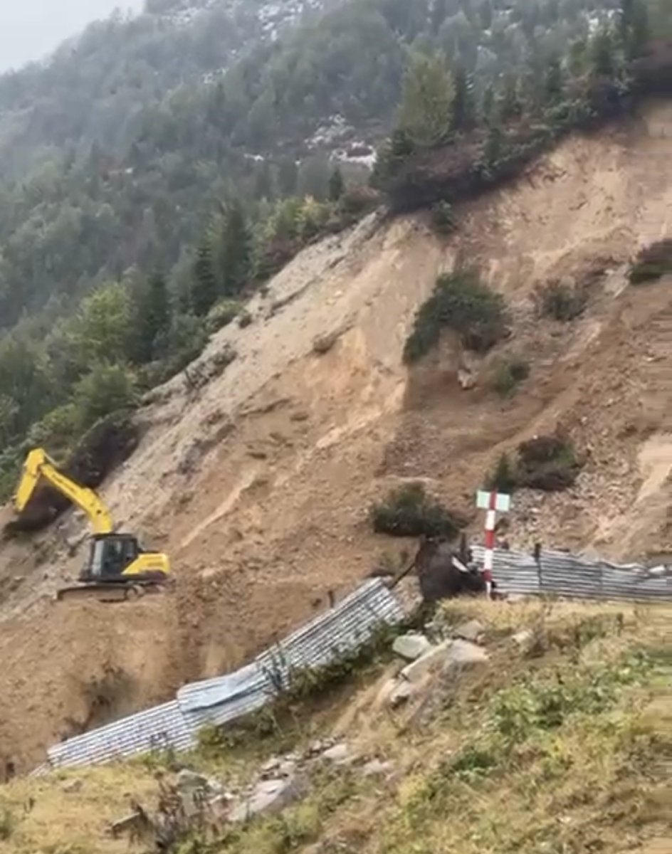 bogaz-yaylasi-yolunda-is-makineleri-heyelanlarla-mucadele-ediyor