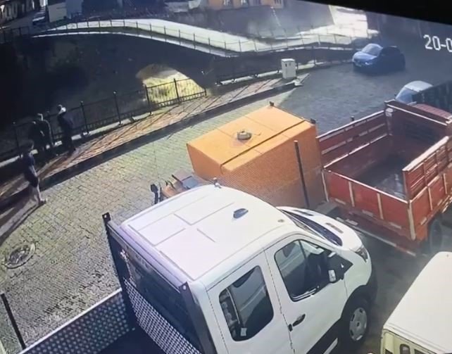 borckada-selde-tarihi-koprunun-yikilma-ani-kamerada