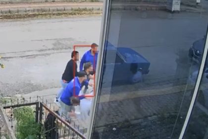 ciceklere-camasir-suyu-dokme-kavgasi-guvenlik-kamerasina-yansidi