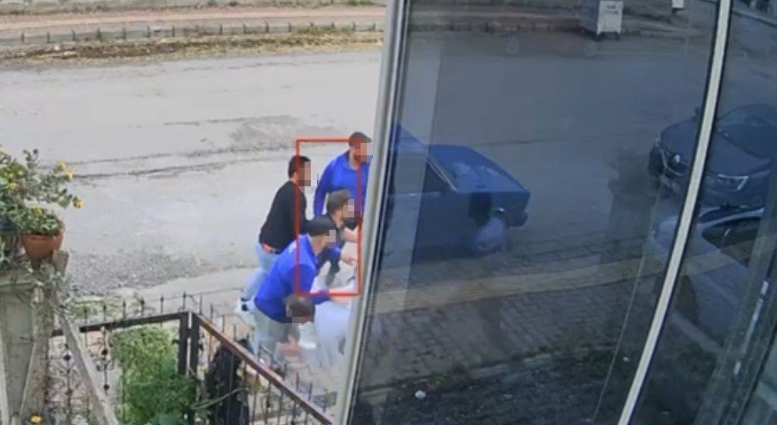 ciceklere-camasir-suyu-dokme-kavgasi-guvenlik-kamerasina-yansidi