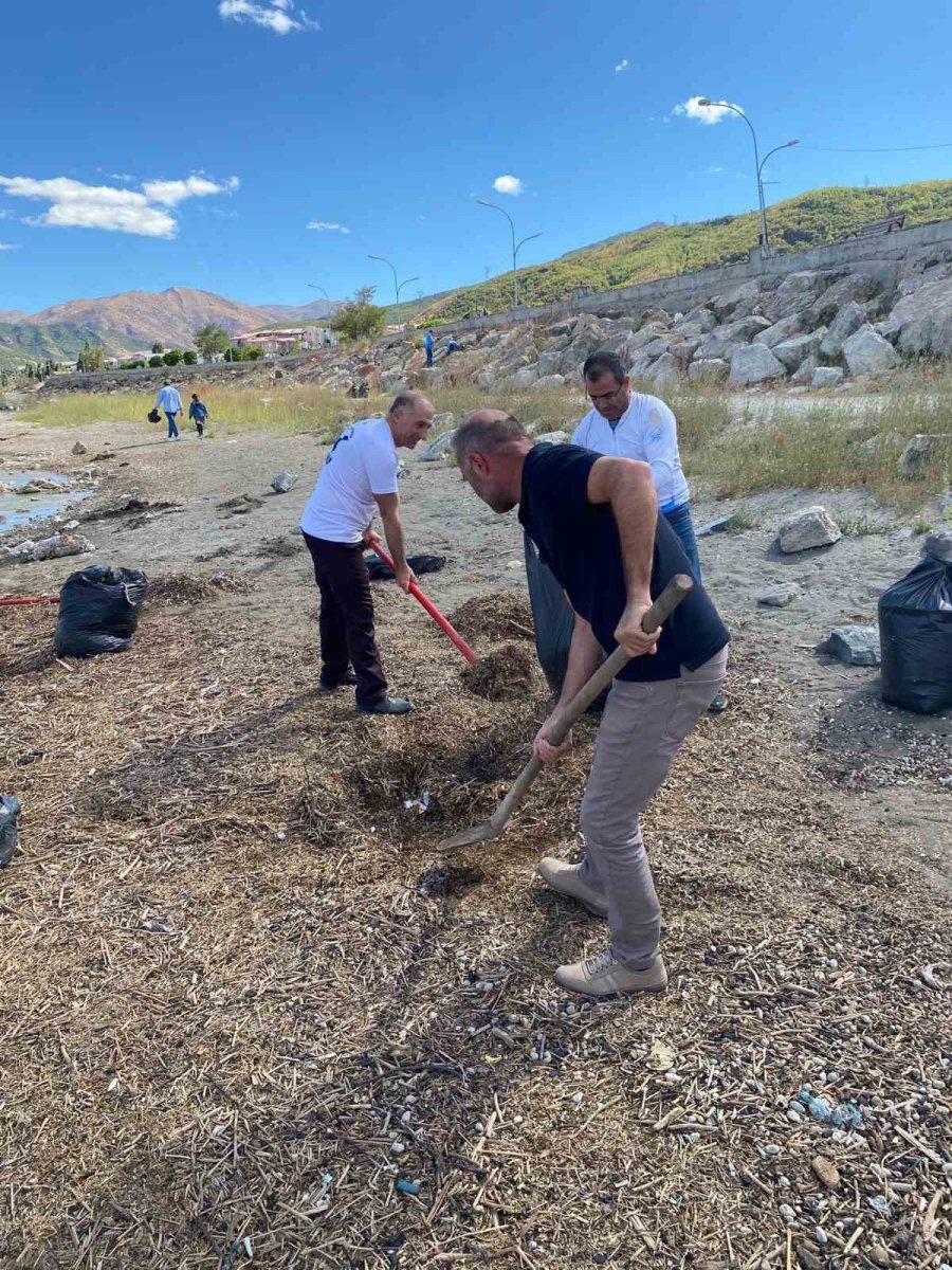 dogaseverler-van-golu-sahilini-temizledi