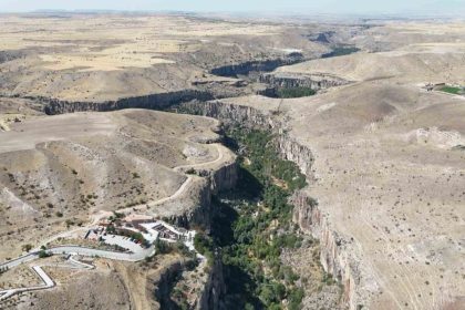 dunyanin-en-buyuk-2-kanyon-vadisi-ziyaretcilerini-agirliyor