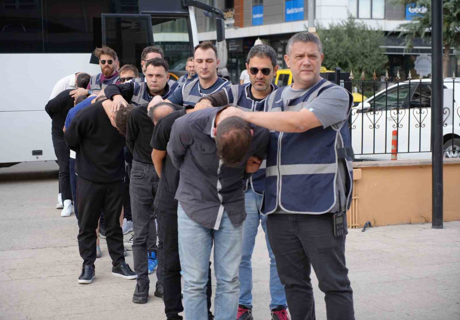 edirnede-sehit-ailesini-dolandiran-11-supheli-hakim-karsisinda