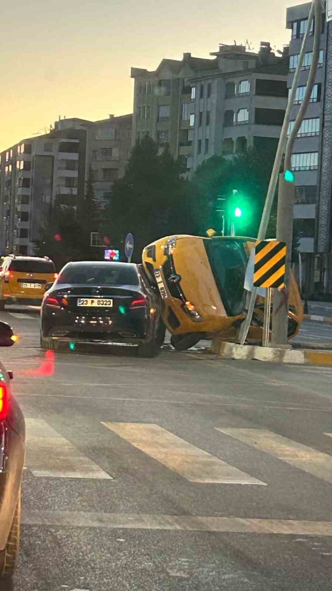elazigda-ticari-taksi-ile-otomobil-carpisti-2-yarali
