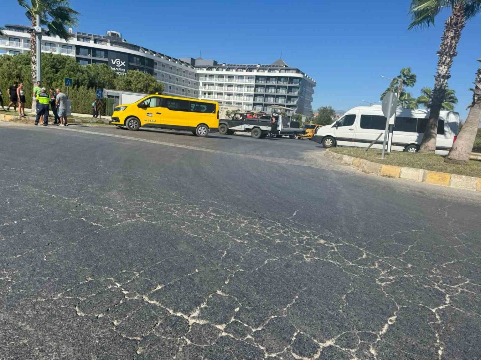 elektrikli-bisiklete-ticari-taksi-carpti-3-alman-vatandasi-yarali