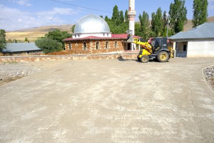 eleskirt-abdikoyde-2-bin-metrekare-kilit-parke-tasi-dosendi