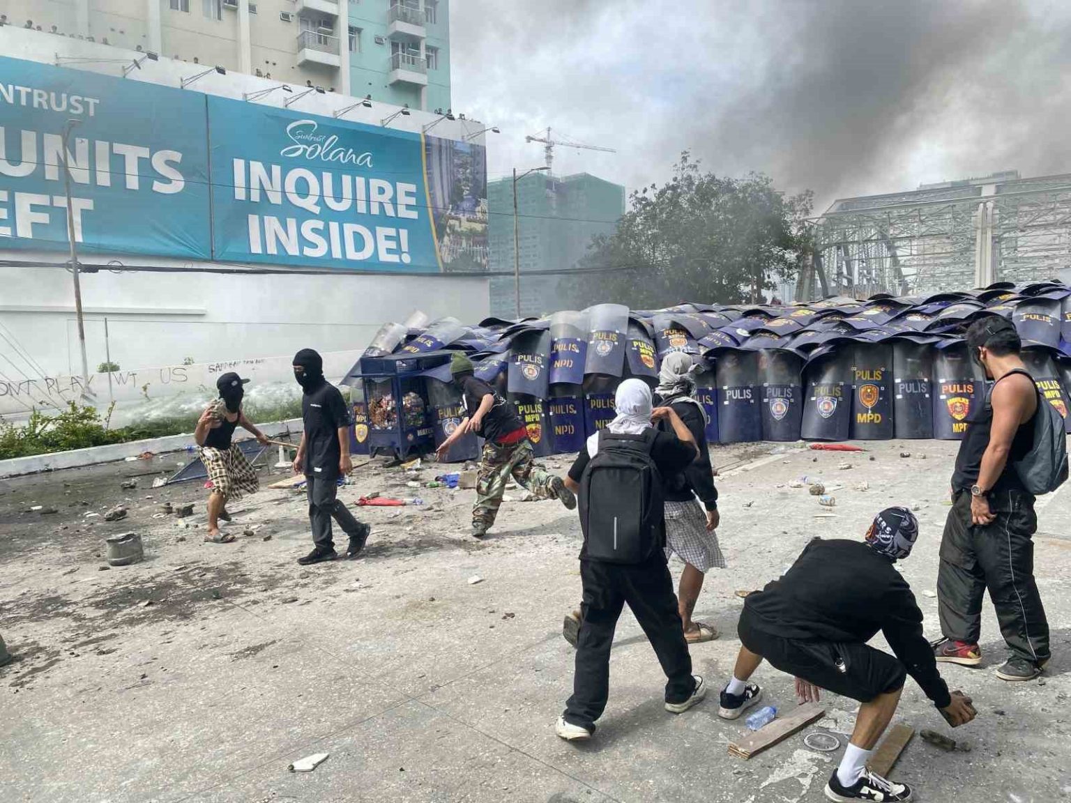 filipinlerde-on-binlerce-kisi-yolsuzluk-protestosu-icin-sokaklara-dokuldu