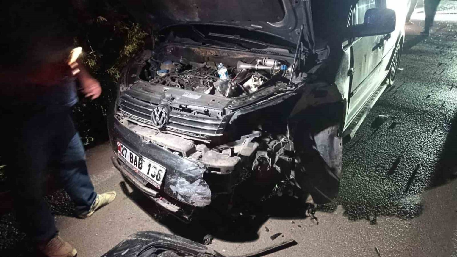 gaziantepte-hafif-ticari-arac-ile-otomobil-carpisti-1-agir-yarali