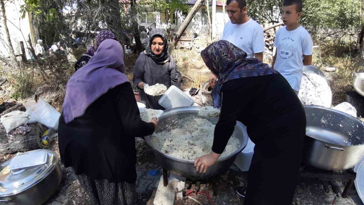 geleneksel-hacet-bayraminda-dagitilan-yemek-icin-150-kilo-pirinc-ve-200-kilo-et-kullanildi