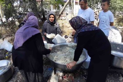 geleneksel-hacet-bayraminda-dagitilan-yemek-icin-150-kilo-pirinc-ve-200-kilo-et-kullanildi