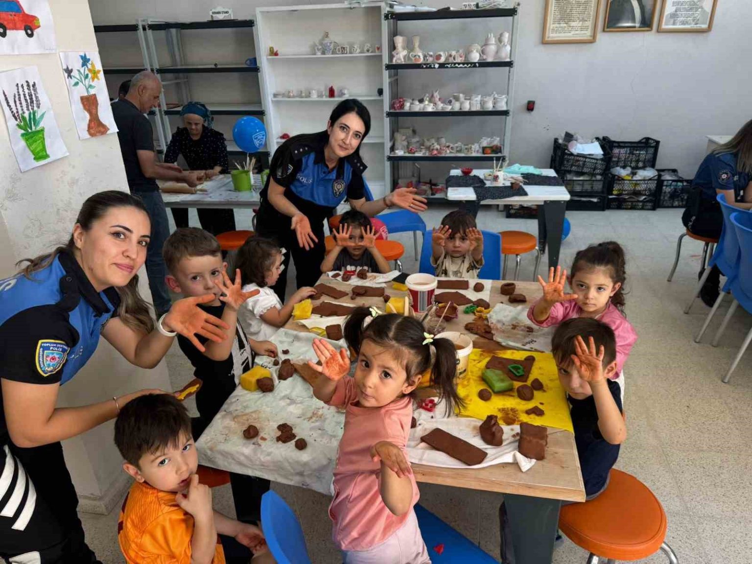 hakkari-polisinden-miniklere-seramik-surprizi