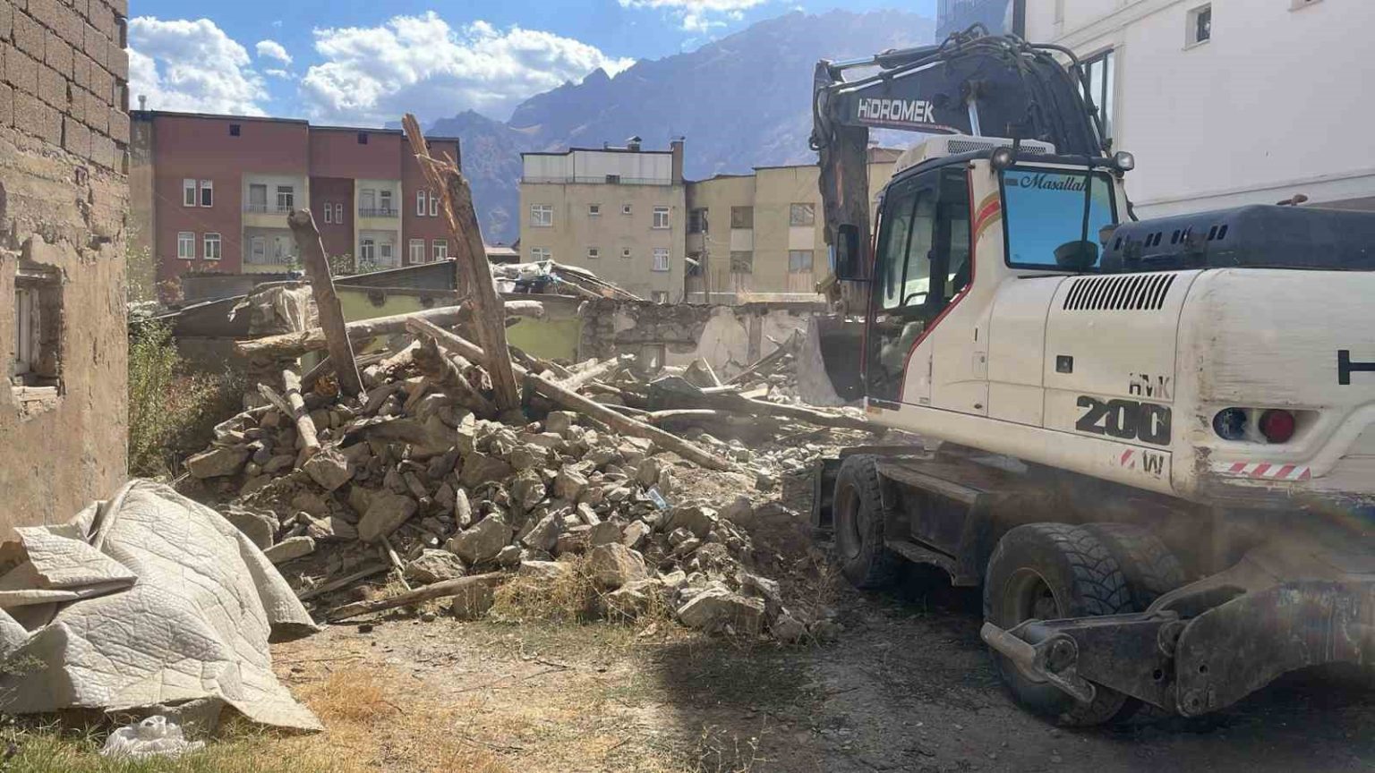 hakkarideki-metruk-binalar-tek-tek-yiktiriliyor