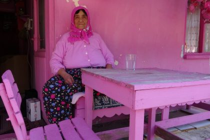 ispartanin-pembe-renk-tutkusuyla-bilinen-barbie-teyzesi-pembe-evine-mahkum-kaldi