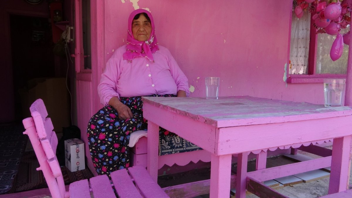 ispartanin-pembe-renk-tutkusuyla-bilinen-barbie-teyzesi-pembe-evine-mahkum-kaldi